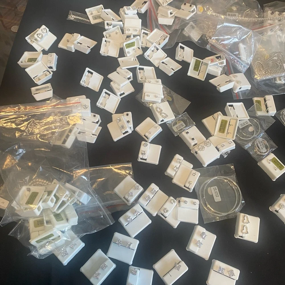 Massive lot of 100 pieces .925 silver with Zirconia, Moissanite, 10k gold - Picture 11 of 17